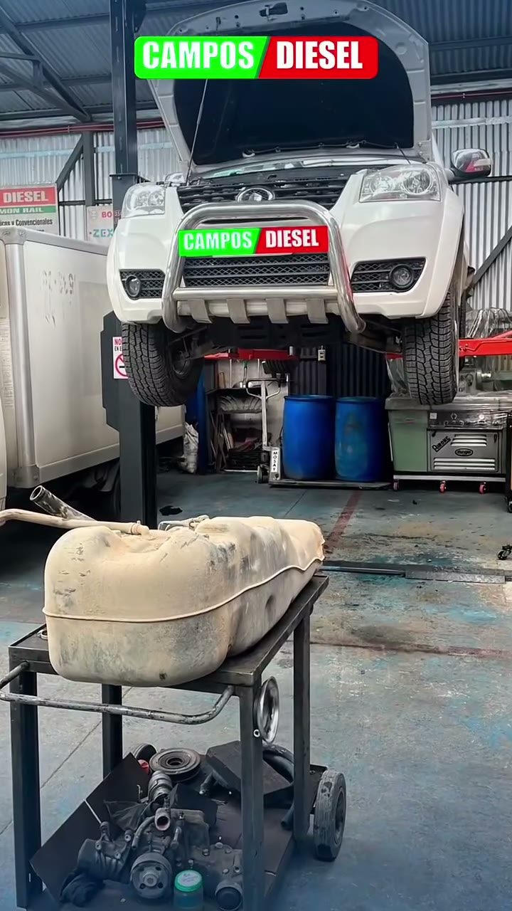 Vehículo en alza dentro del taller